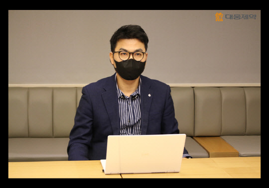 전승호 대웅제약 사장이 4일 온라인으로 진행한 2021년도 시무식에서 신년사를 하고 있다. 대웅제약 제공